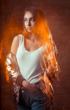 Karışık hafif t karanlık Studio poz çekici esmer kadın