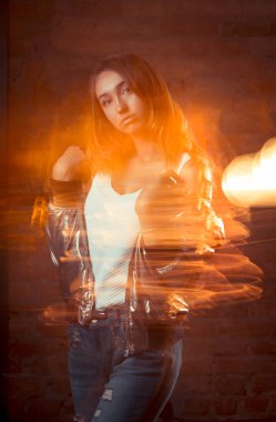 Parlak gümüş ceket ve kot moda esmer model