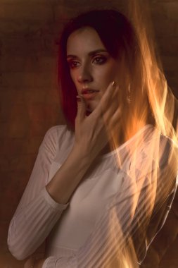 St çekici esmer modeline soyut karışık hafif portresi