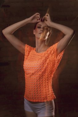 Genç esmer kadın stüdyoda soyut karışık hafif portresi