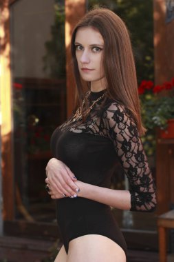 Çekici esmer modeli dantel iç çamaşırı city adlı poz