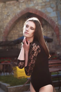 İhale esmer modeli dantel iç çamaşırı sokağın poz