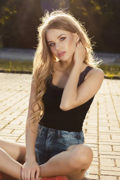 Güneş ışınlarının poz uzun gür saçlı güzel genç kadın