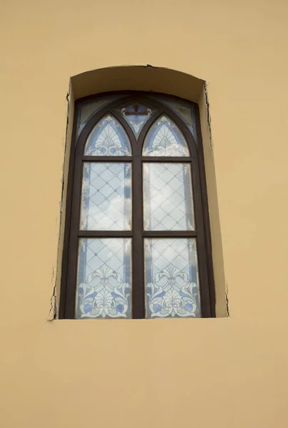 Разбитое витражное окно на фасаде замка — стоковое фото