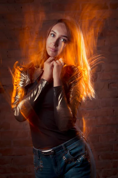 Parlak gümüş ceket ve kot güzel esmer kadın. M