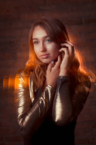 Portret streszczenie mieszane oświetlenie piękny model brunetka w — Zdjęcie stockowe