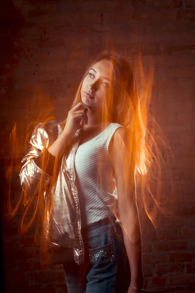 Çekici esmer bir model parlak gümüş ceket kot.