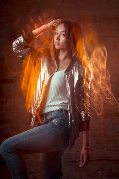 Güzel esmer kadın parlak gümüş ceket ve kot