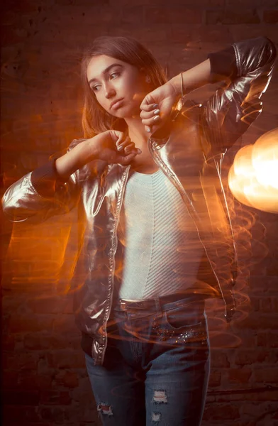 Moda esmer model karışık ışık karanlık stüdyoda poz 