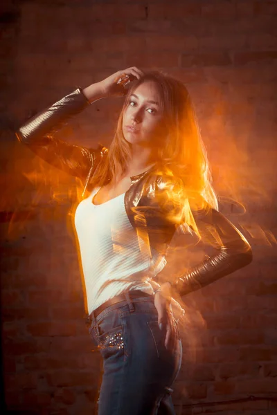 Hermosa modelo morena posando en estudio oscuro en mezcla de luz te —  Fotos de Stock