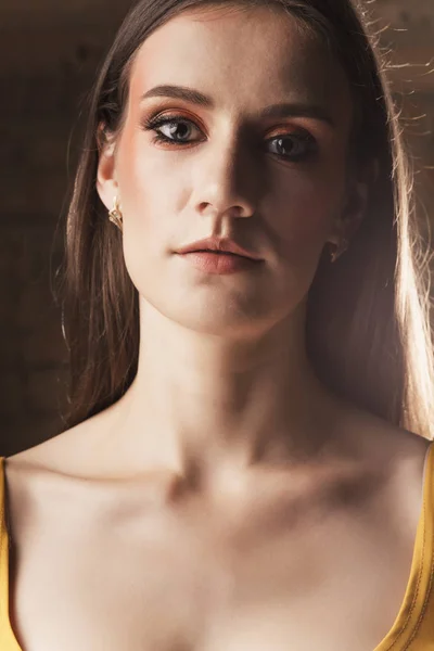 Portrait rapproché de jeune modèle brune avec un maquillage lumineux — Photo