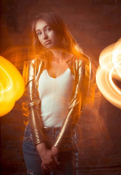 Genç esmer model karışık ışık tekniğinde stüdyoda poz