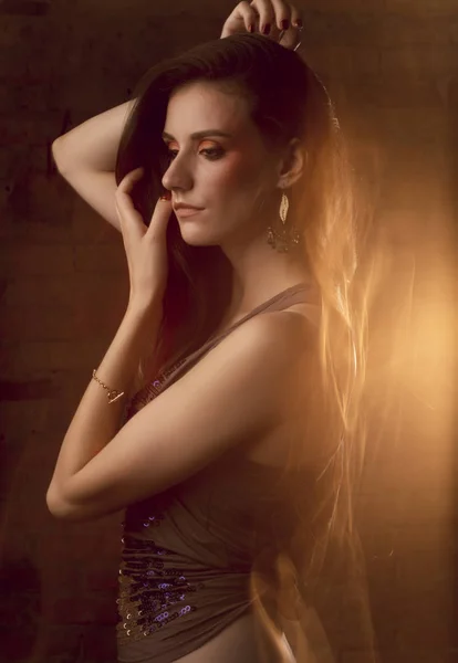 Streszczenie mieszanym oświetleniem portret elegancki model brunetka o st — Zdjęcie stockowe