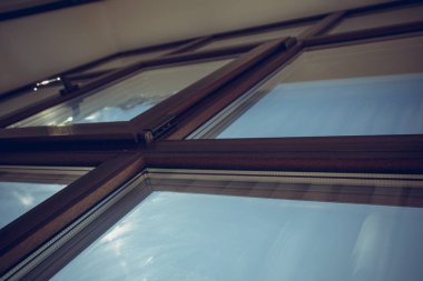 Modern ahşap pencere portre çekim