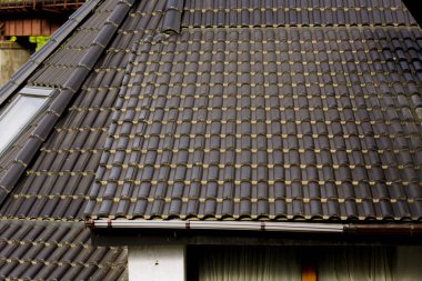 Kahverengi seramik karo evin çatısında closeup çekim