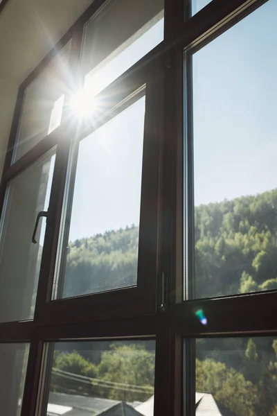 Reggel a hegyekben. Süt a nap az ablakon — Stock Fotó