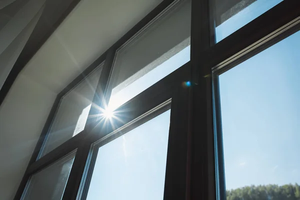 Schijnt de zon door het raam in de ochtend — Stockfoto