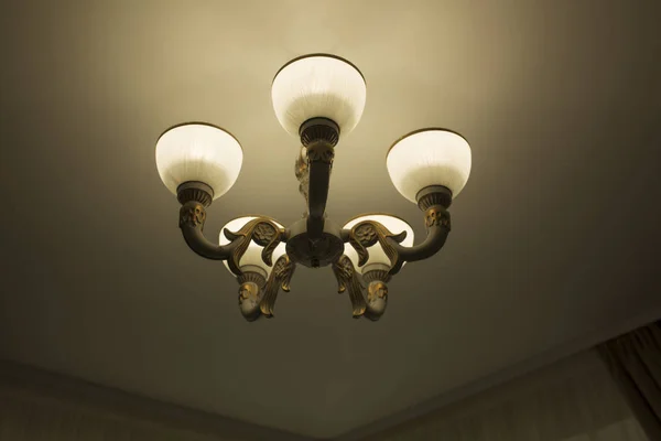 部屋の天井にシンプルなシャンデリア — ストック写真