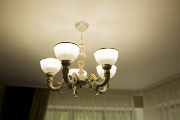 Lámpara moderna en un techo blanco en una habitación — Foto de Stock