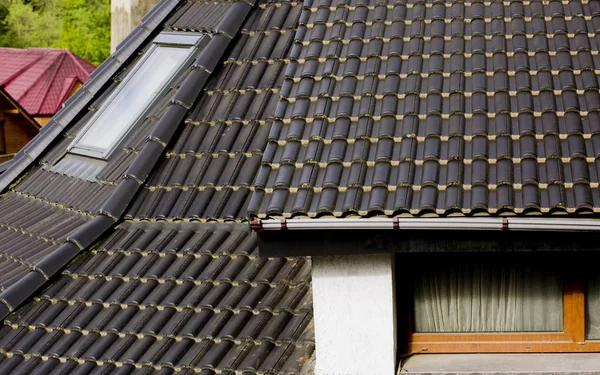 Bruin keramische tegels en dakramen op het dak van het huis — Stockfoto