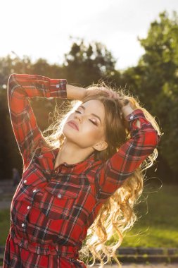 Moda onay sarı dalgalı saçlı çekici genç modeli