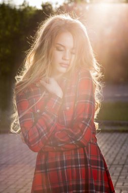 Sihir kapalı gözler ve gür sarı saçlı genç model 