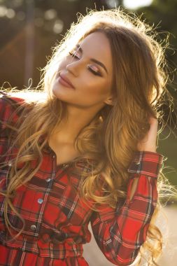 Genç ve güzel modeli ile kapalı gözler ve parlak parıltı makyaj po