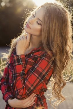 Güzel genç modeli kapalı gözler ve parlak parıltı makyaj po