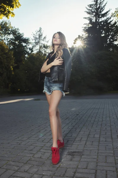 Jovem mulher atraente com cabelo longo e exuberante vestindo leath elegante — Fotografia de Stock