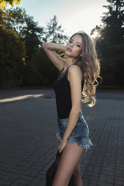 Şık kıyafetlerle uzun gür saçlı güzel genç modeli — Stok fotoğraf