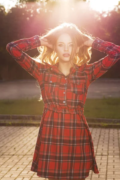 RA'da poz şık kareli elbiseli şık bir sarışın model