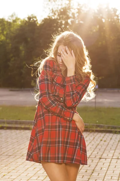 Estilo de vida ensolarado retrato de jovem modelo elegante andando no — Fotografia de Stock