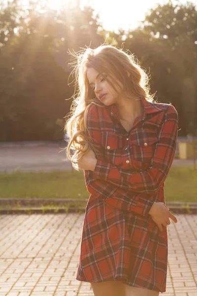 Muhteşem sarışın model t poz şık kareli elbisesi