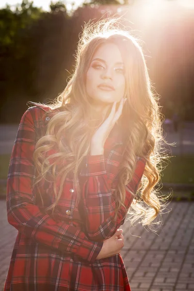 Maravillosa modelo rubia en traje de moda posando en rayos de sol —  Fotos de Stock