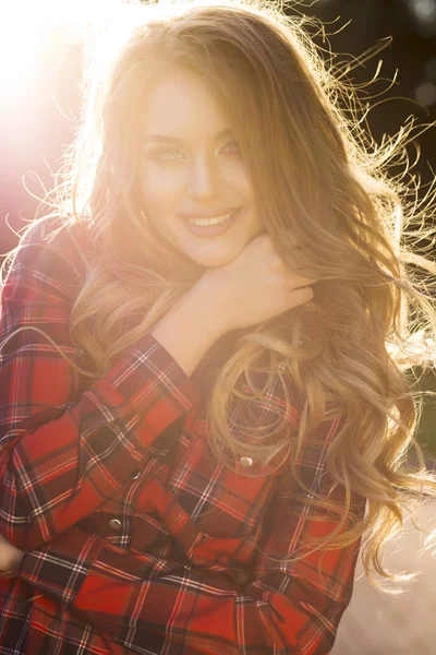 Jovem modelo feliz com longo cabelo loiro posando na rua em — Fotografia de Stock