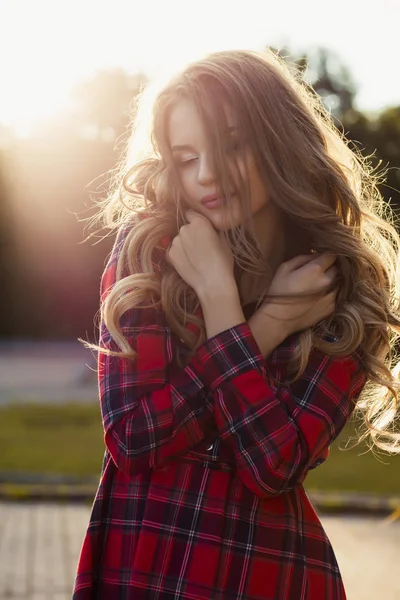 Kapalı gözler bir r Street poz ile şehvetli genç kadın