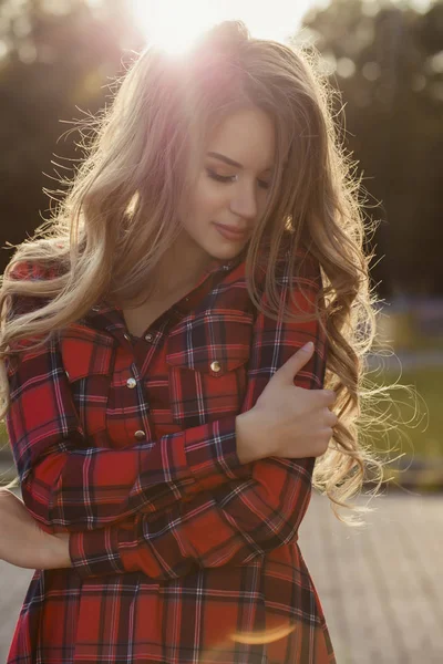 Şık genç model kapalı gözler, cadde olarak poz ile