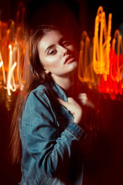 Göz alıcı model Street karışık ışık teknik poz