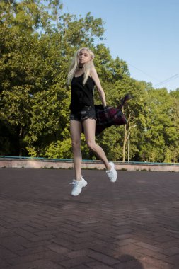 Söz almak güzel uzun bacaklar çekici sarışın kadınla 