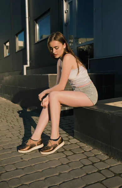 Brunett modell poserar på gatan i trendiga kläder — Stockfoto