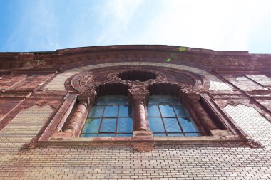 Güneş ile kilisenin cephesinde eski alçı kalıplama penceresi f