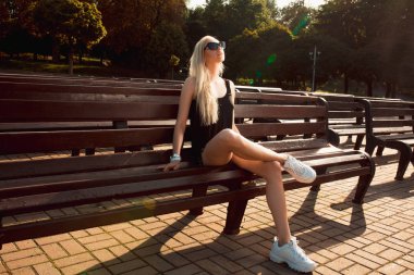 Çekici genç bir model casual giyim posin beyaz spor ayakkabı