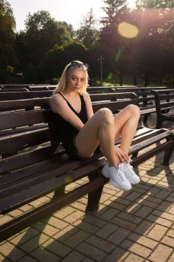 Rahat kıyafetler ve beyaz spor ayakkabı giyen güzel genç modeli