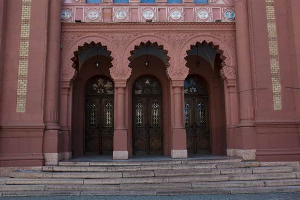 Fachada da catedral com moldagem — Fotografia de Stock