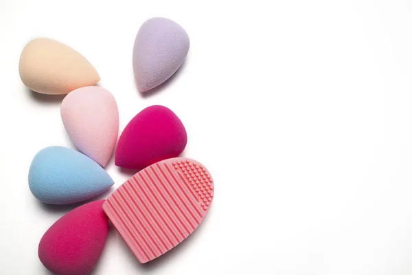 Make-up sponsen en rubber schonere op een witte achtergrond — Stockfoto
