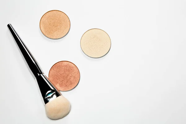 Set of highlighters with cosmetic brush over a white background — Stock Photo, Image