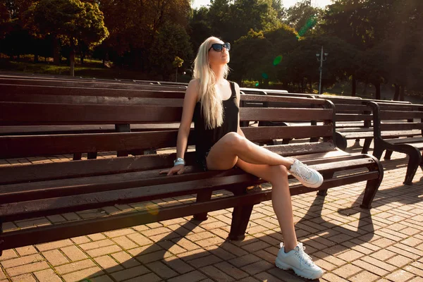 Çekici genç bir model casual giyim posin beyaz spor ayakkabı