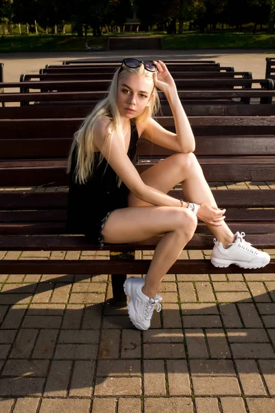 Módní blondýna model v elegantní oblečení a bílé tenisky p — Stock fotografie