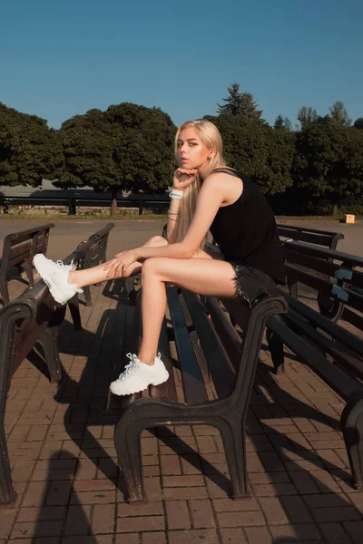 Şık şık giyim bir b poz genç modeli giymiş