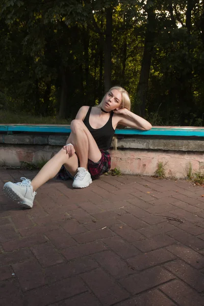 Casual giyim p bir bankta poz güzel sarışın model